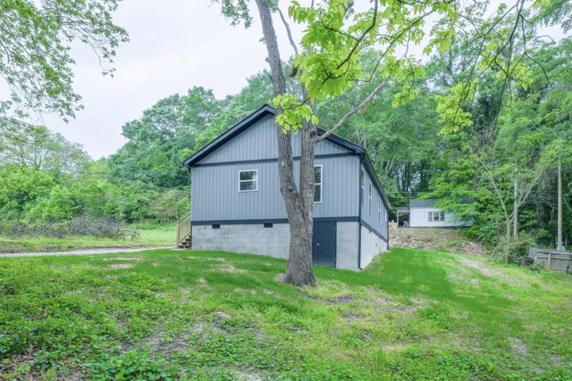 a view of a house with backyard and garden