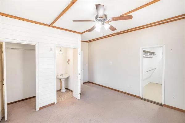 a view of empty room with a ceiling fan