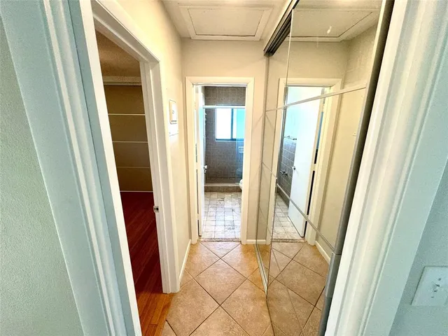 a view of entryway with window