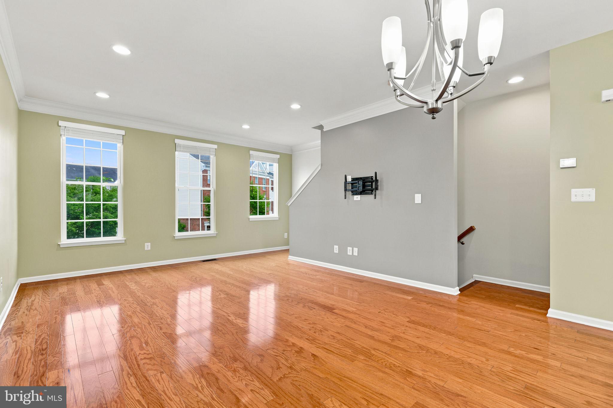 25156 Monteith Terrace Chantilly, VA 20152 - Photo 46 of 72 Bright and airy living space awaits!