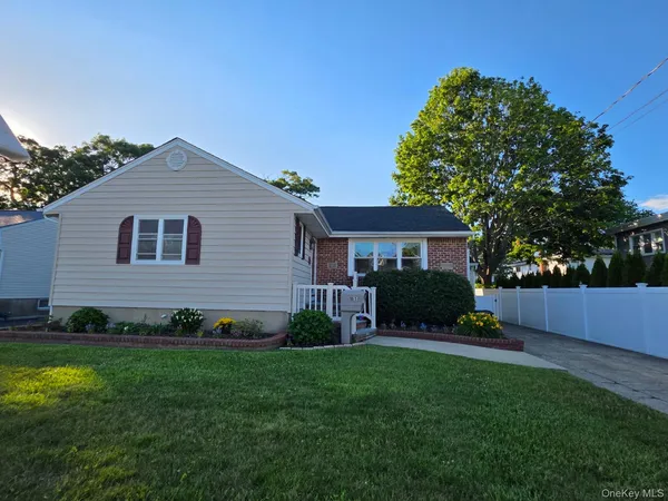 $629,000 | 185 Audley Court, Copiague, NY 11726