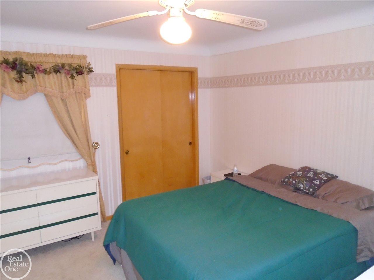 24921 Roxana Avenue Eastpointe, MI 48021 - Photo 19 of 29 31377681-18.JPG