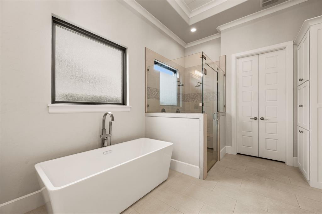 809 Legacy Trail Colleyville, TX 76034 - Photo 21 of 40 a bathroom with a tub a sink and mirror