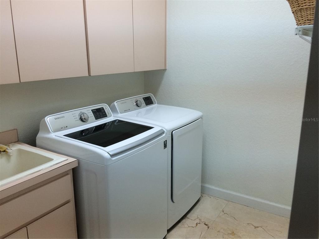 8125 Courtleigh Drive Orlando, FL 32835 - Photo 19 of 26 a utility room with dryer and washer