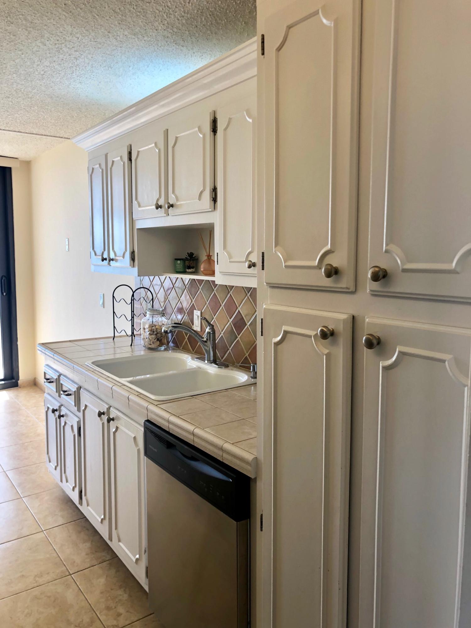 4200 North Ocean Drive, Unit 2701 Riviera Beach, FL 33404 - Photo 10 of 30 IMG_4106