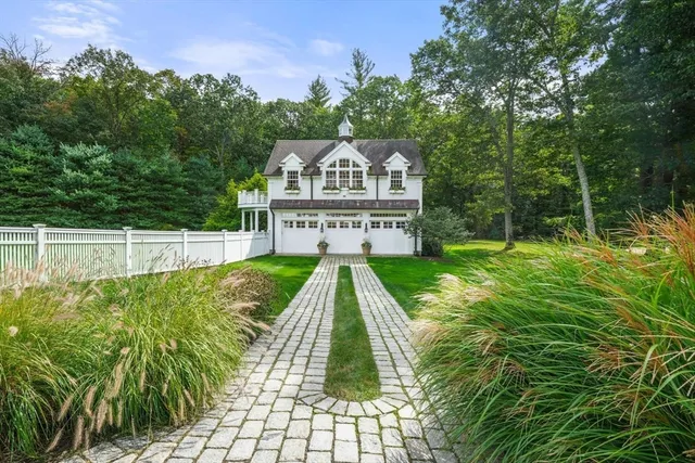 a view of a back yard