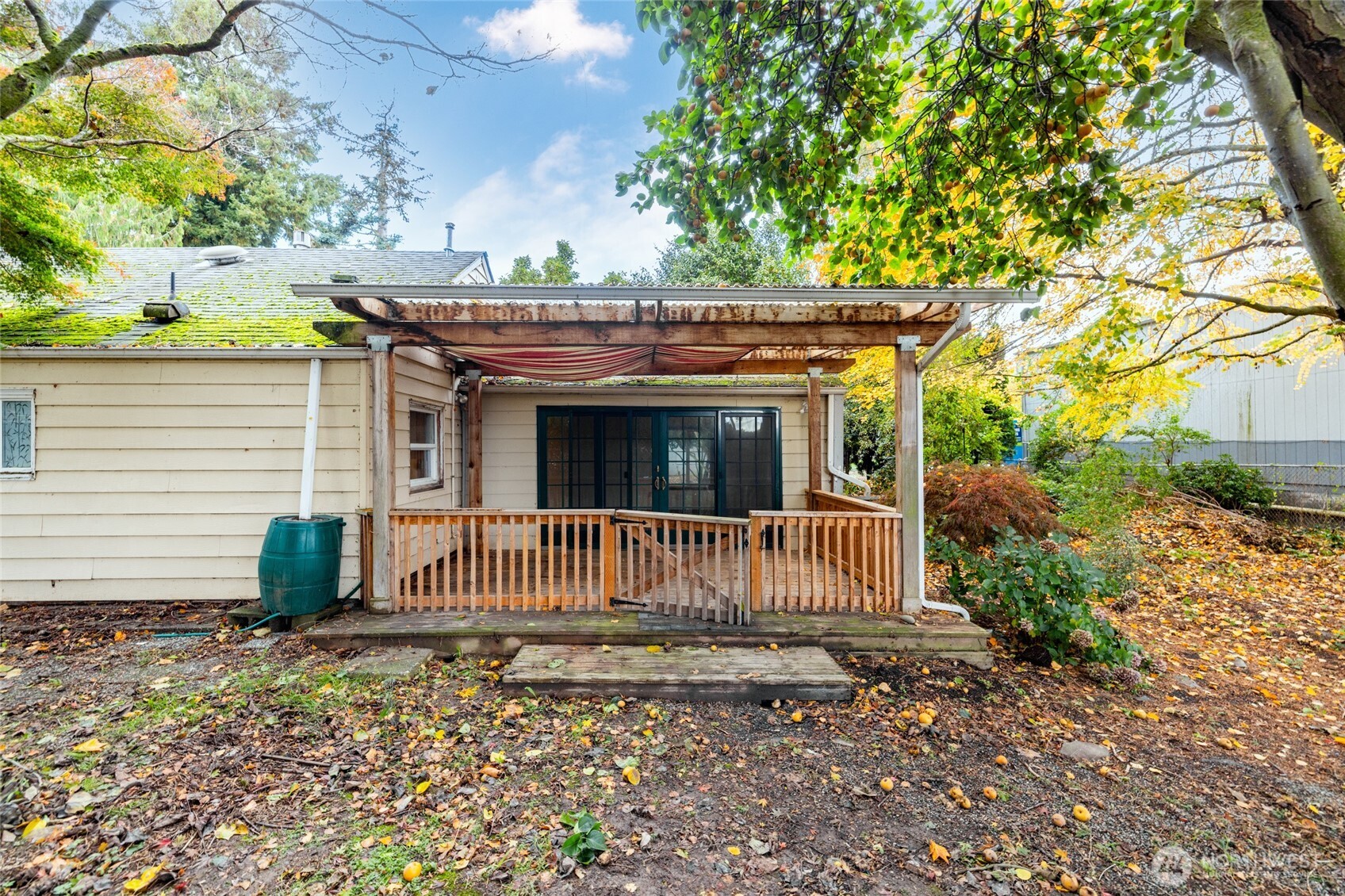 17662 Dunbar Road Mount Vernon, WA 98273 - Photo 14 of 18 a front view of a house with garden