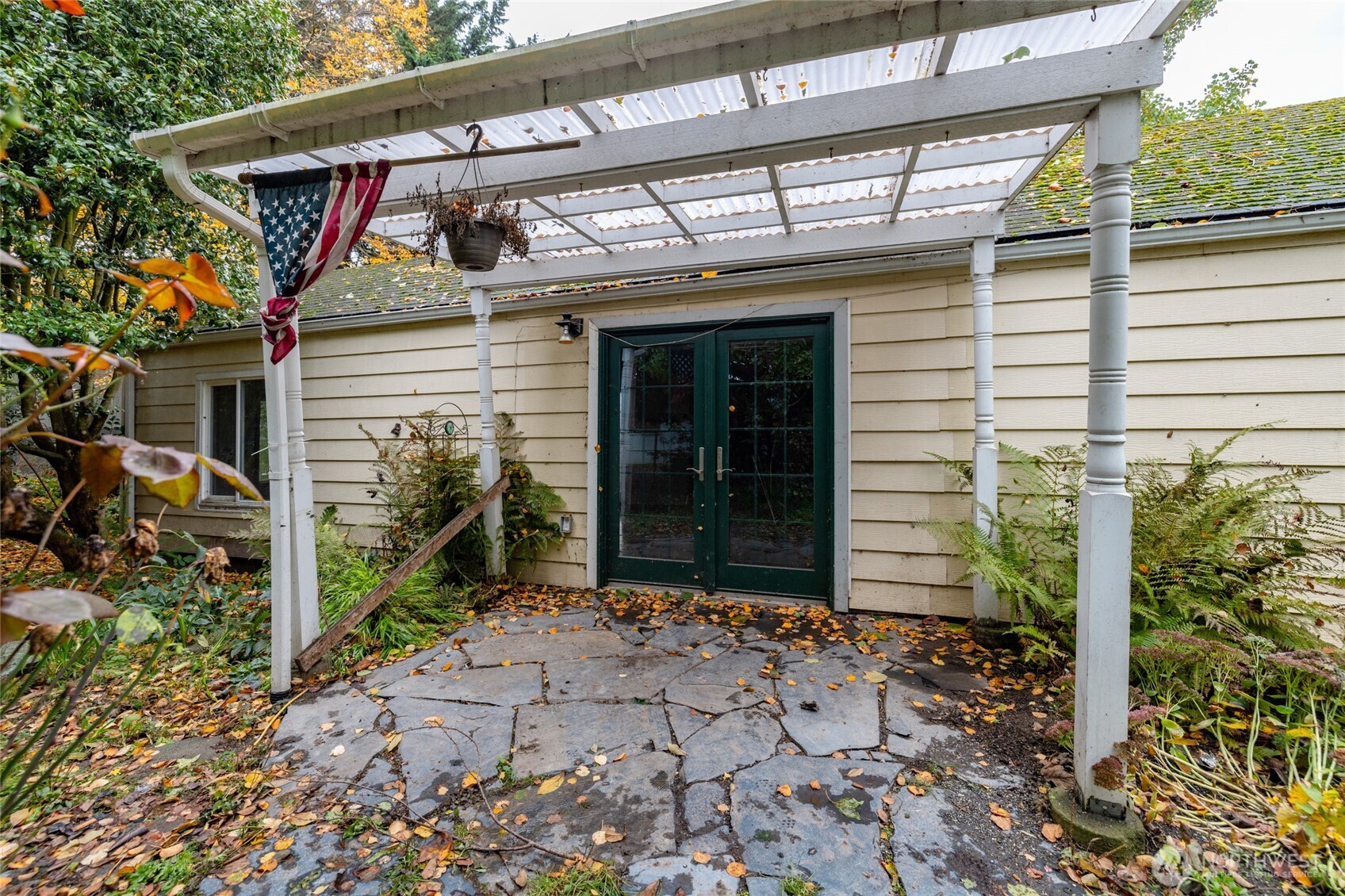 17662 Dunbar Road Mount Vernon, WA 98273 - Photo 2 of 18 a front view of a house with garden