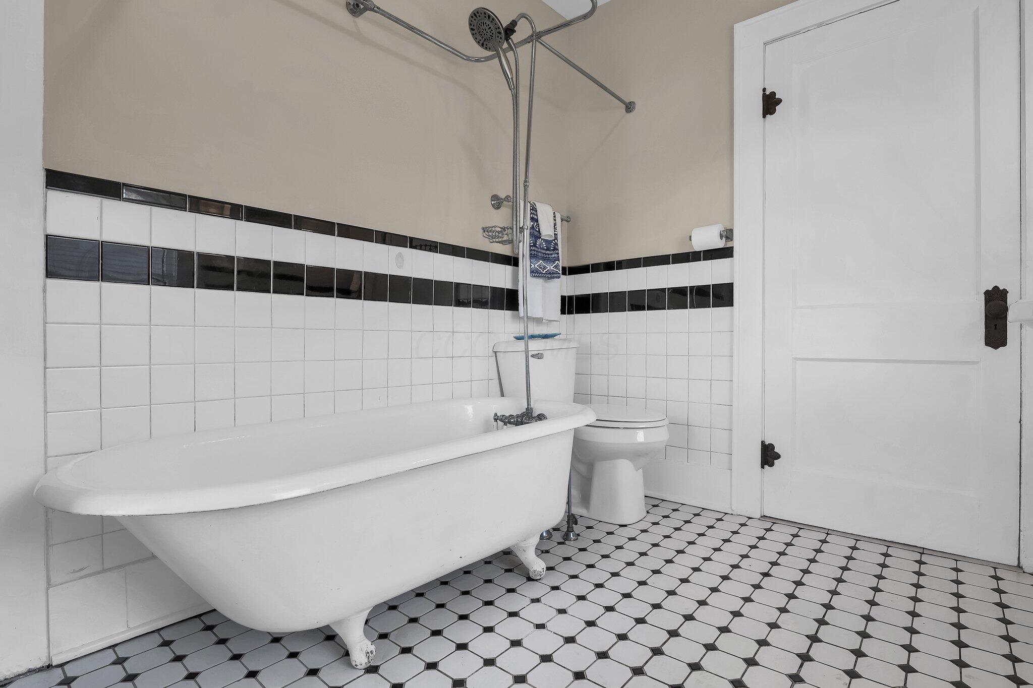 170 North Madison Road London, OH 43140 - Photo 9 of 28 Clawfoot Tub