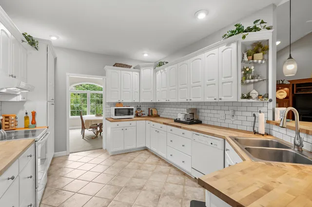 $955,000 | 332 Blarney Lane, Plainwell, MI 49080