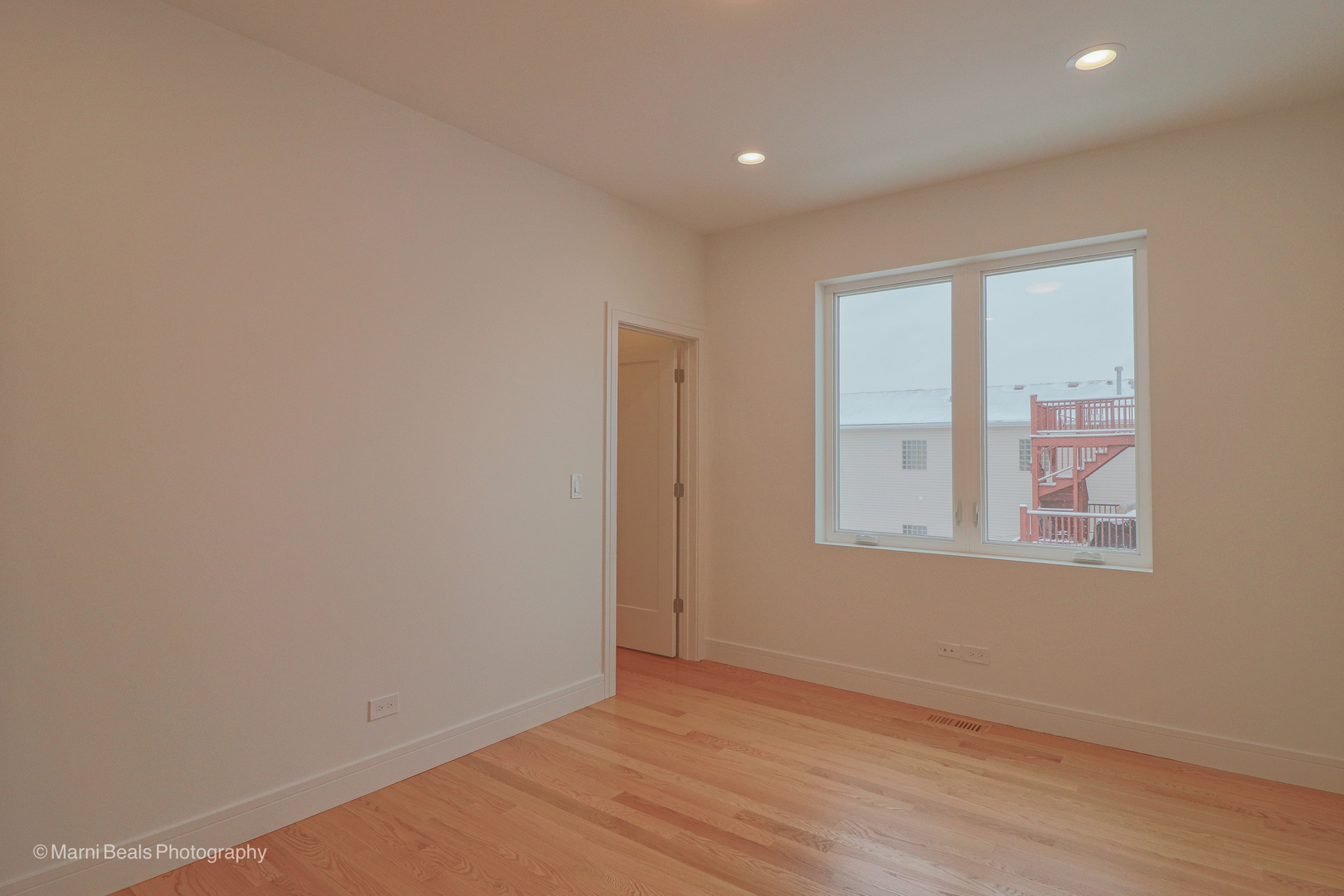 6123 South Ellis Avenue Chicago, IL 60637 - Photo 20 of 31 an empty room with wooden floor and windows