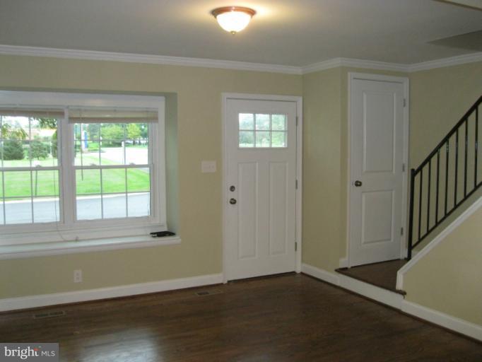 9670 Baron Place, Unit 9670 Rosedale, MD 21237 - Photo 19 of 24 Living Room