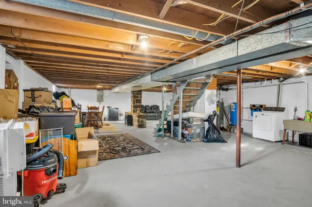 a view of a yard with a house