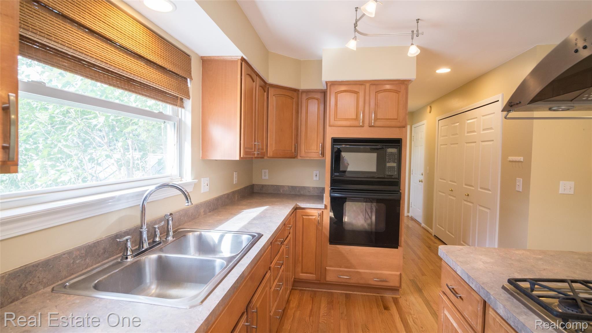 2631 Clivedon Road Howell, MI 48843 - Photo 16 of 32 great kitchen space
