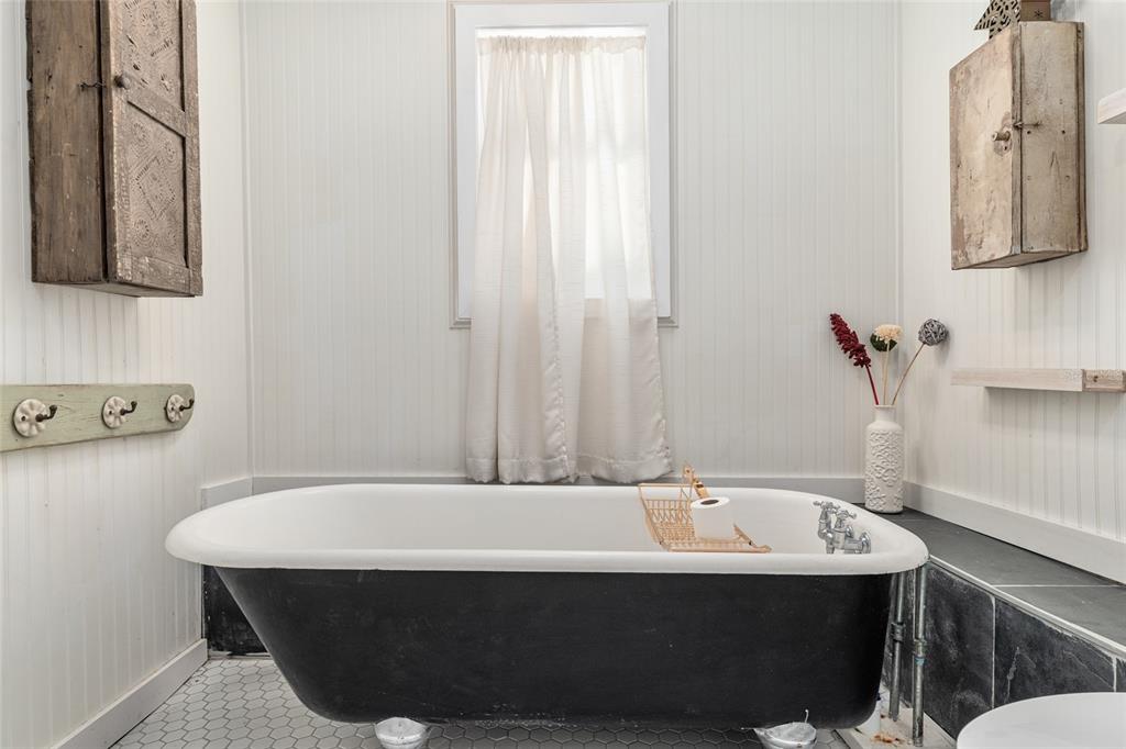 19451 Southeast 2 Street Williston, FL 32696 - Photo 59 of 99 a bathroom with a bathtub and a sink