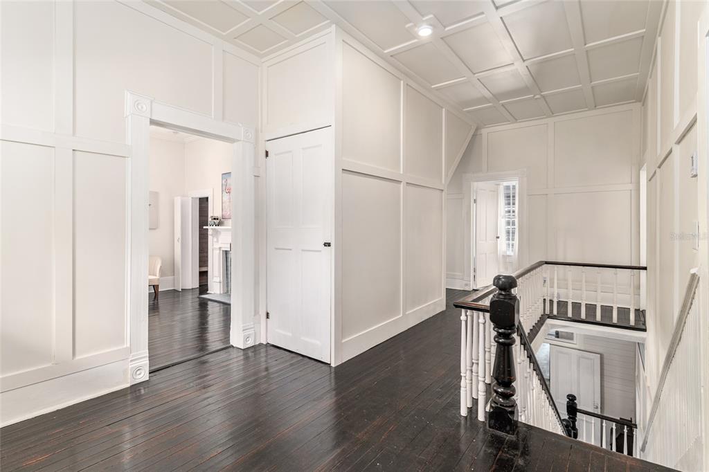 19451 Southeast 2 Street Williston, FL 32696 - Photo 67 of 99 a view of a livingroom with wooden floor and a hallway