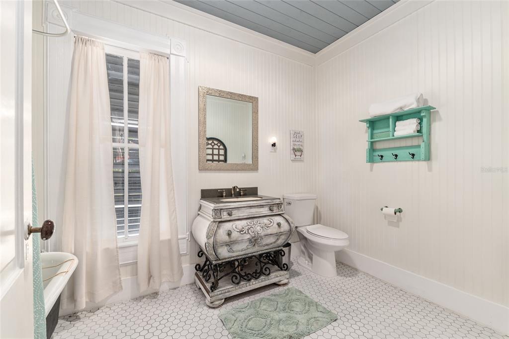 19451 Southeast 2 Street Williston, FL 32696 - Photo 83 of 99 a bathroom with a sink toilet and shower