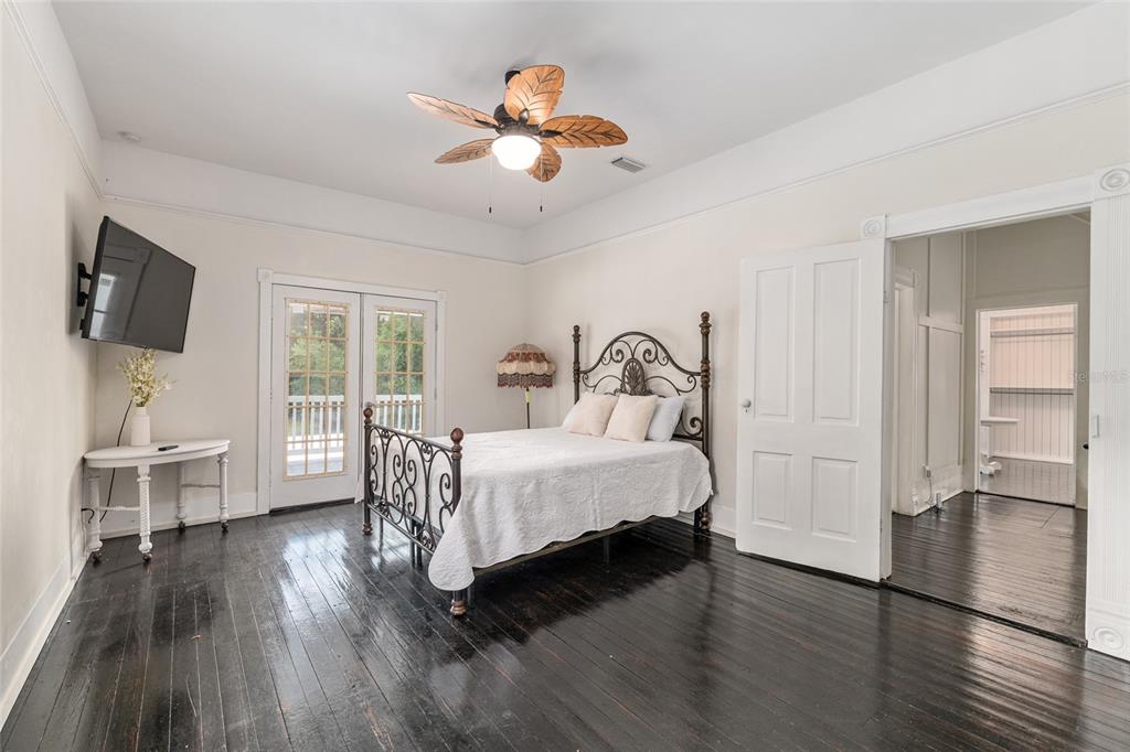 19451 Southeast 2 Street Williston, FL 32696 - Photo 87 of 99 a bedroom with a bed and a flat screen tv