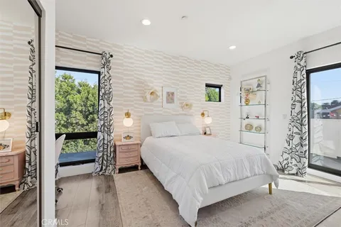 a en suite bathroom with a shower