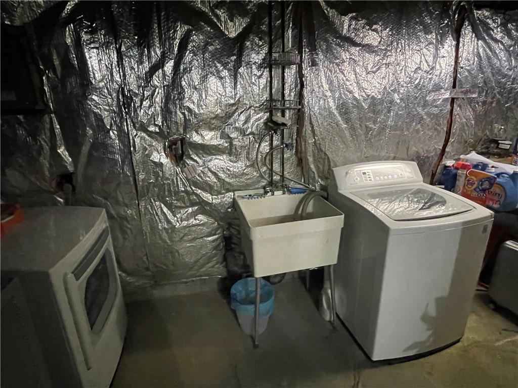 271 Quail Run Road Venetia, PA 15367 - Photo 26 of 30 a utility room with dryer and washer