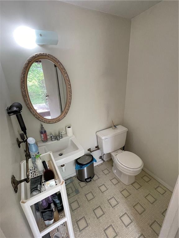 271 Quail Run Road Venetia, PA 15367 - Photo 7 of 30 a bathroom with a toilet a sink and a mirror