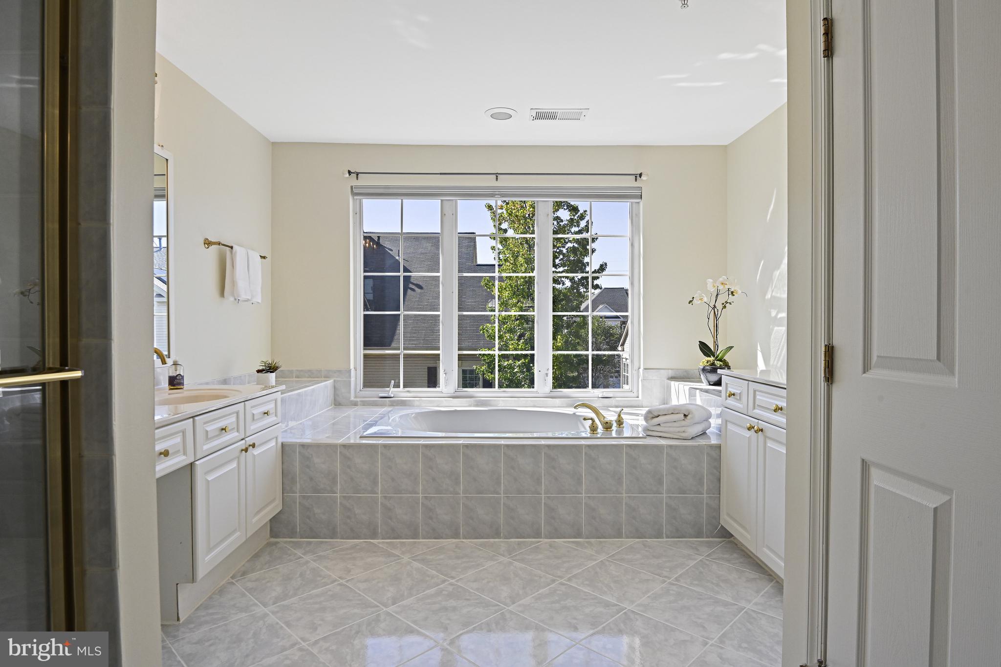 1924 Logan Manor Drive Reston, VA 20190 - Photo 14 of 55 Primary Bathroom