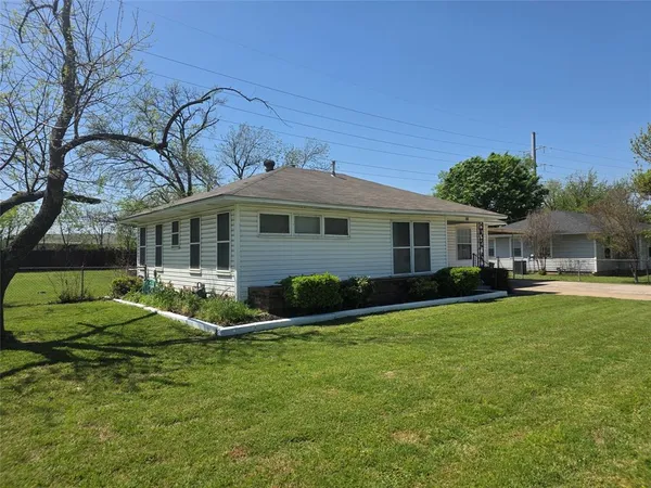 $1,750 | 308 Inez Street, Roanoke, TX 76262