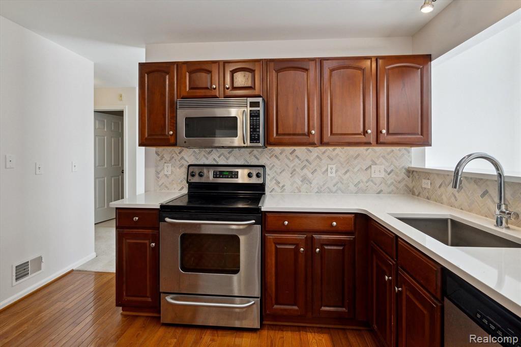49055 Hawksburry Road Canton, MI 48188 - Photo 15 of 37 Gallery Image 15