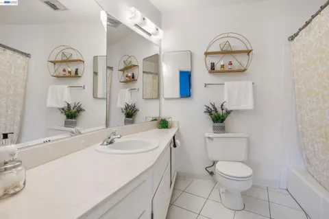 $779,000 | 5405 Carlton Street, Unit 303, Oakland, CA 94618
