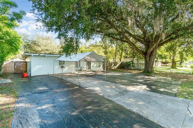 a view of backyard of the house