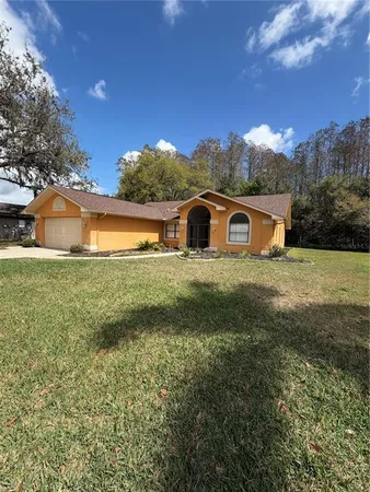 a view of a house with a yard