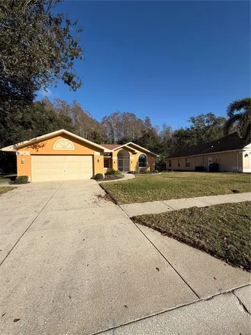 a view of a house with a yard