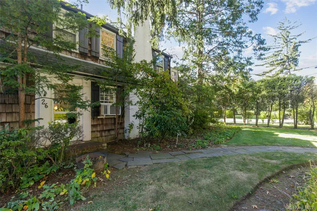 a view of a yard in front of a house