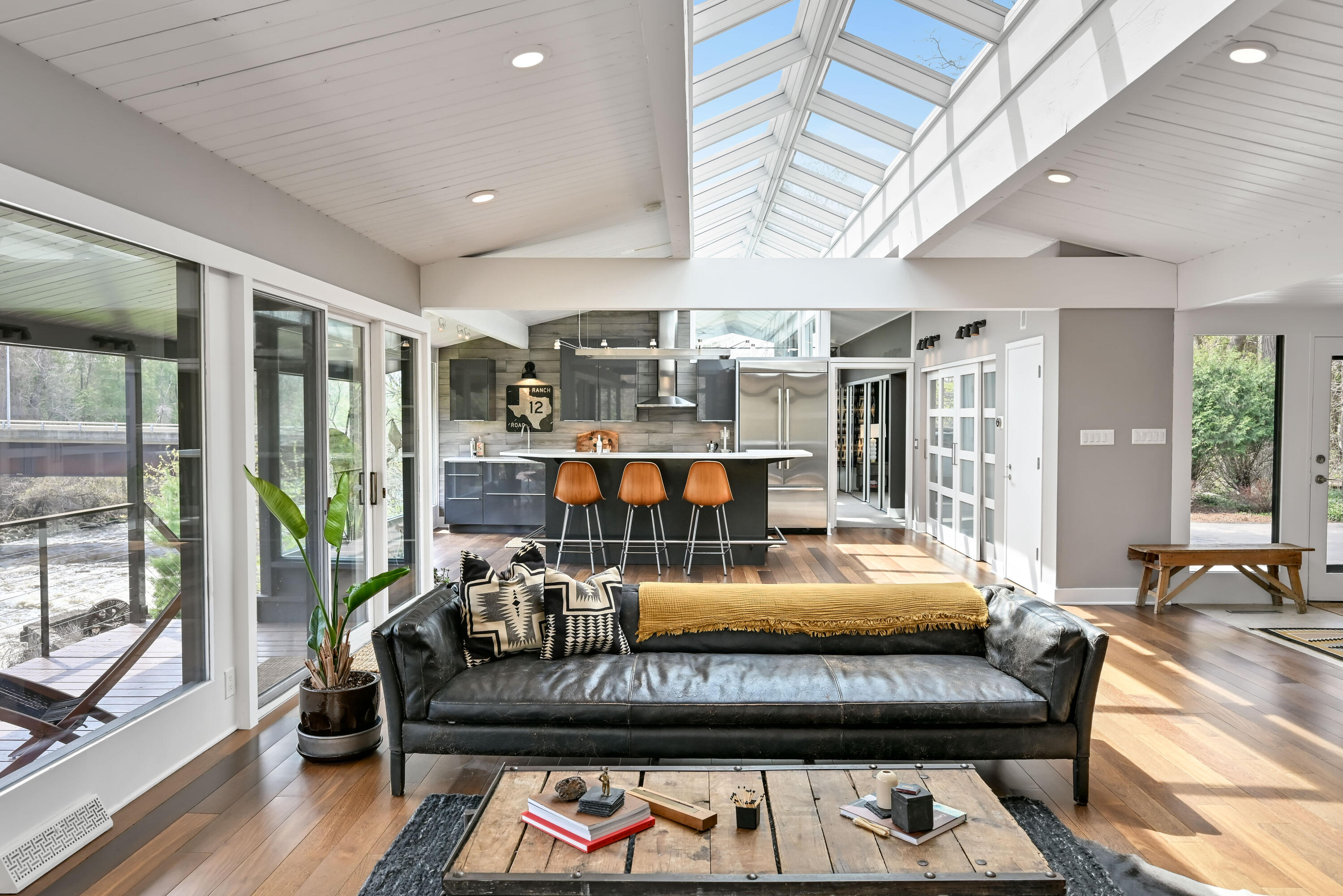 1802 South Green Bay Road Grafton, WI 53024 - Photo 12 of 68 Living Room