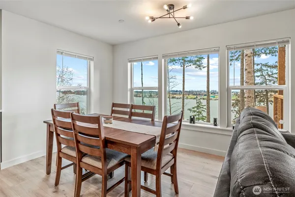 $699,900 | 572 Columbia Street, Cathlamet, WA 98612