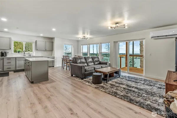 $699,900 | 572 Columbia Street, Cathlamet, WA 98612