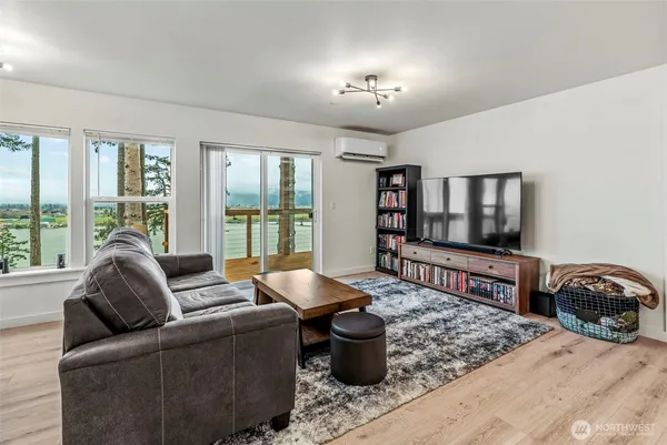 $699,900 | 572 Columbia Street, Cathlamet, WA 98612