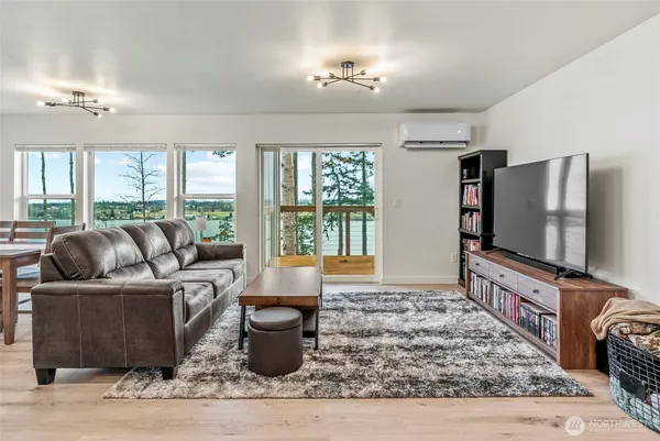 $699,900 | 572 Columbia Street, Cathlamet, WA 98612