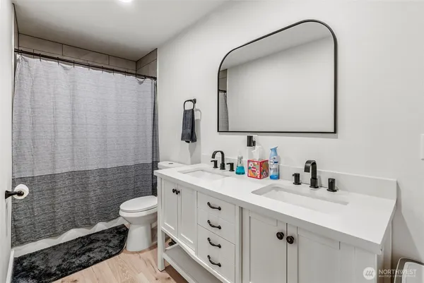 $699,900 | 572 Columbia Street, Cathlamet, WA 98612