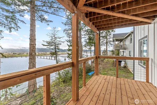 $699,900 | 572 Columbia Street, Cathlamet, WA 98612