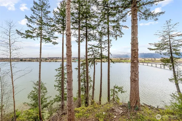 $699,900 | 572 Columbia Street, Cathlamet, WA 98612
