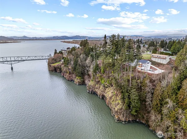 $699,900 | 572 Columbia Street, Cathlamet, WA 98612