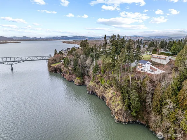 $714,900 | 572 Columbia Street, Cathlamet, WA 98612