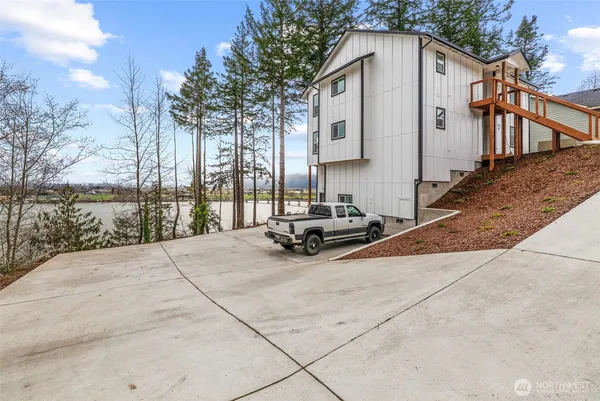 $699,900 | 572 Columbia Street, Cathlamet, WA 98612