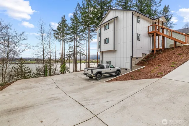 $714,900 | 572 Columbia Street, Cathlamet, WA 98612