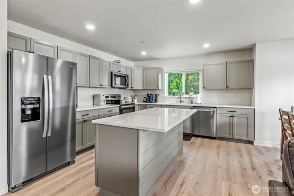 $699,900 | 572 Columbia Street, Cathlamet, WA 98612