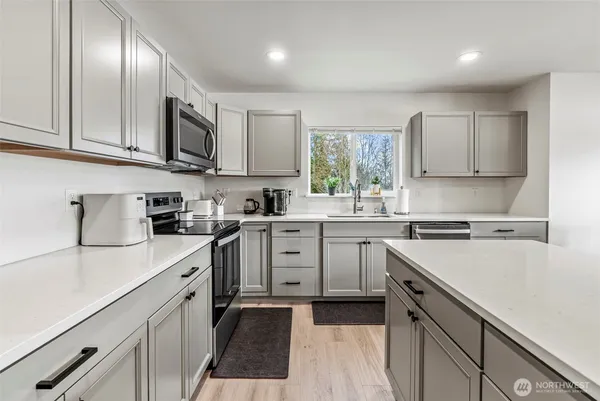 $699,900 | 572 Columbia Street, Cathlamet, WA 98612