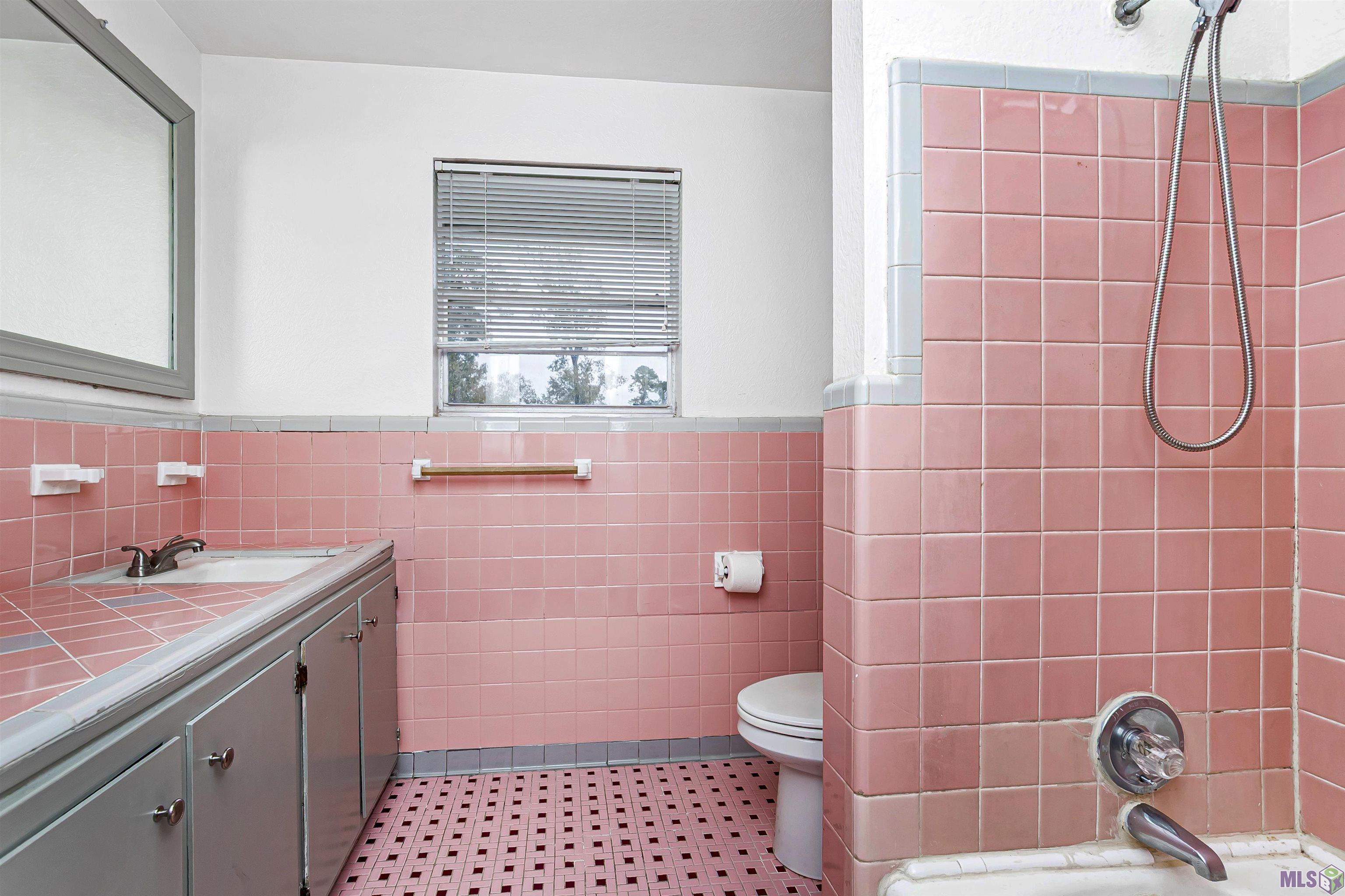 1435 Duchess Drive Baton Rouge, LA 70815 - Photo 17 of 25 Full Hall Bath