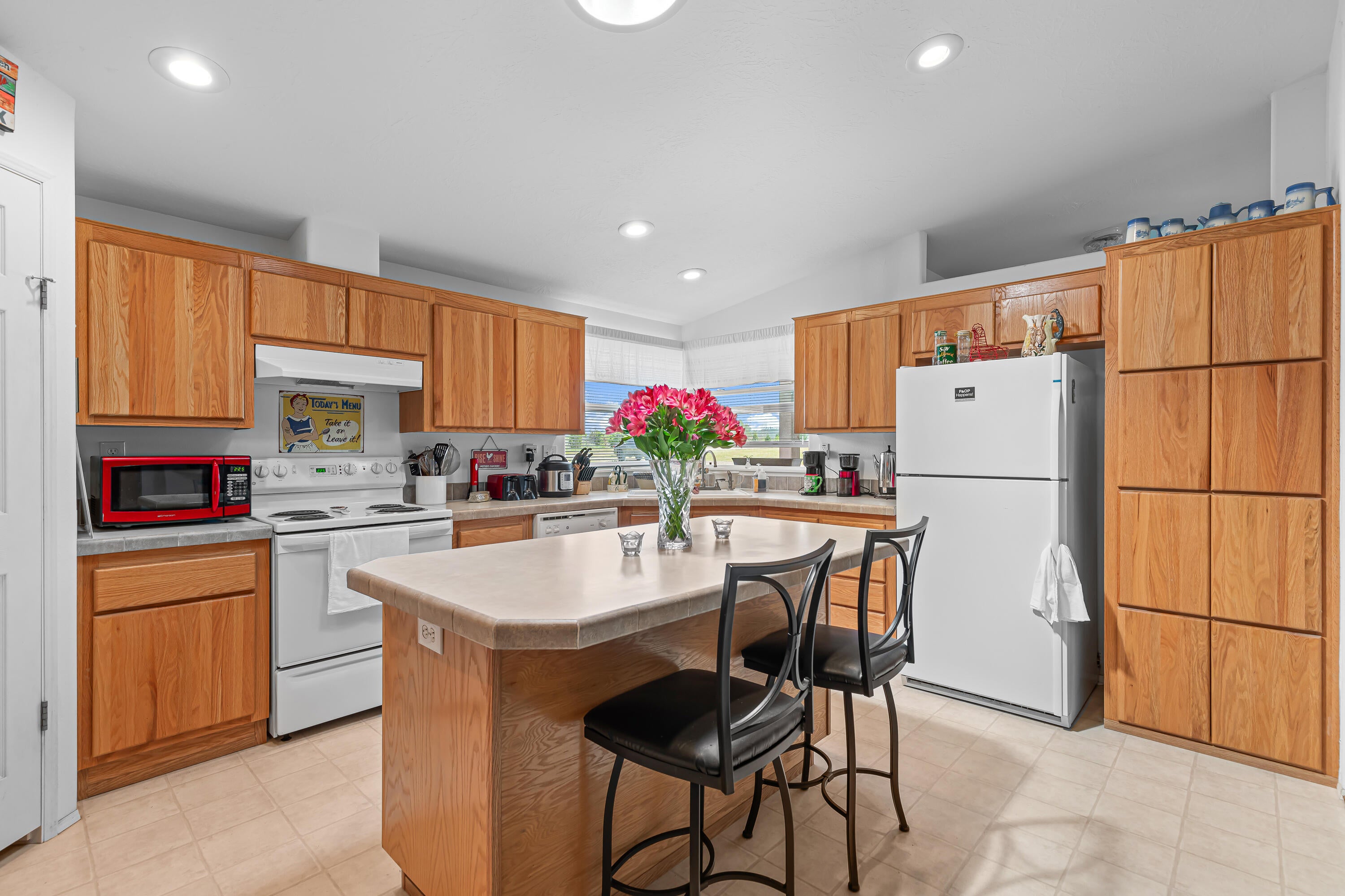 14399 Avalon Road White City, OR 97503 - Photo 6 of 38 Open kitchen with island.