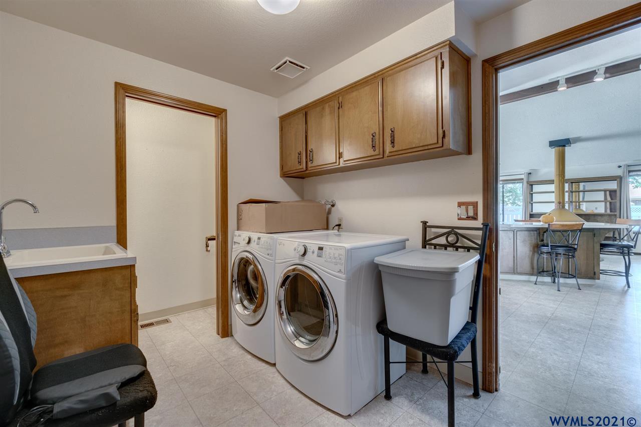 4695 Herrin Road Northeast Salem, OR 97305 - Photo 23 of 32 a view of livingroom with washer and dryer